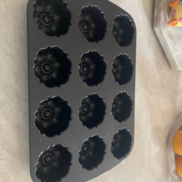 Nordic Ware mini Bundt pan - Picture 2 of 5